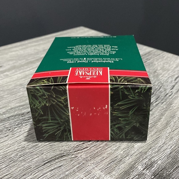 Hallmark | Mr. and Mrs. Claus: Gift Exchange (1992) - Vintage Keepsake Ornament - Picture 5 of 16